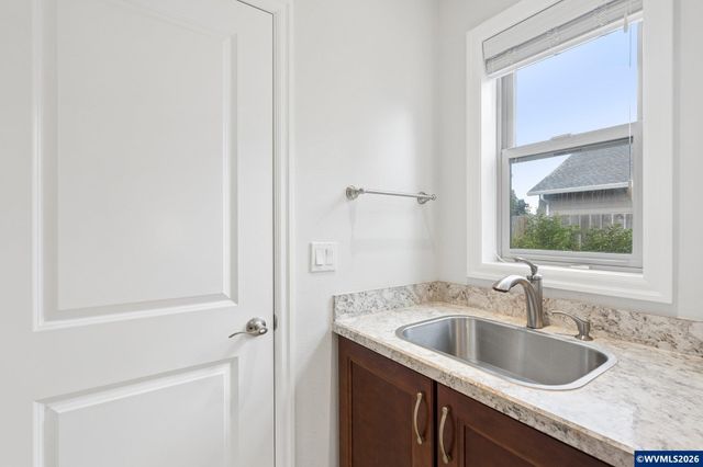 1277 Robert St, Woodburn, OR 97071