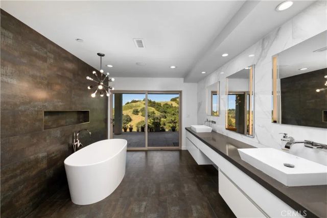 2637 N Mountain Avenue, Claremont, CA 91711