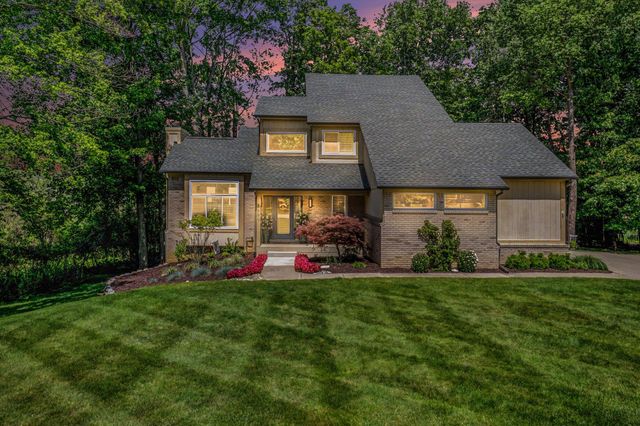 8690 Scenic Bluff Lane, White Lake Twp, MI 48386