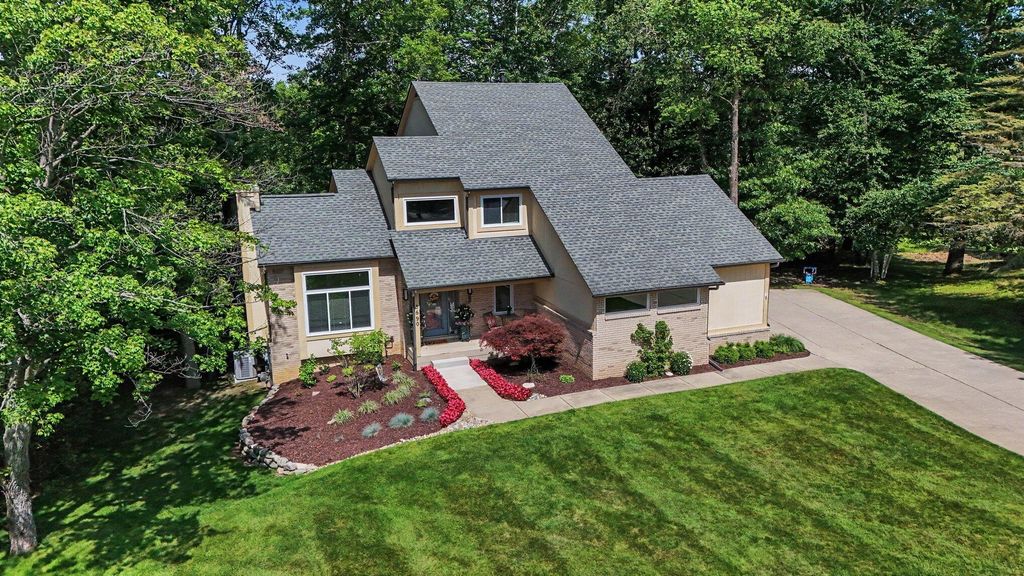 8690 Scenic Bluff Lane, White Lake Twp, MI 48386
