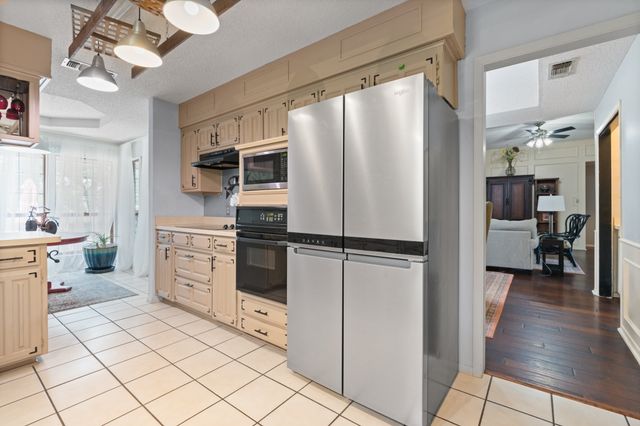 117 William Wallace Drive, Burleson, TX 76028