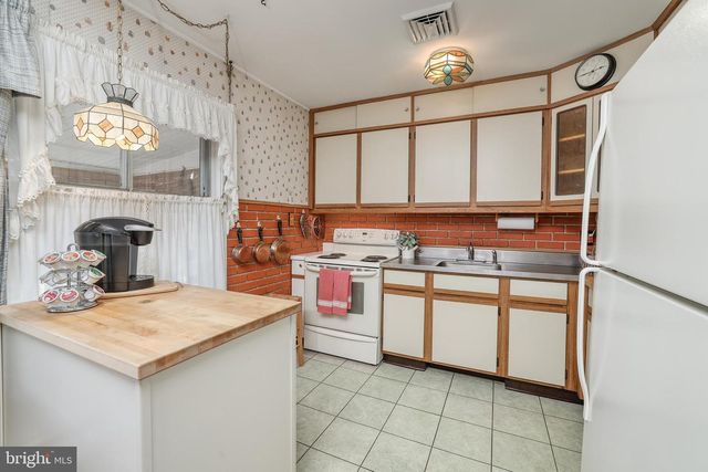 110 KENWOOD DR N, Levittown, PA 19055