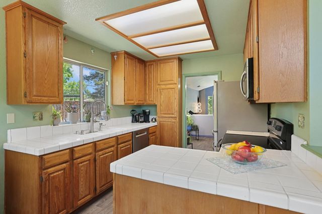 1935 Foxtail Ct, Tracy, CA 95376