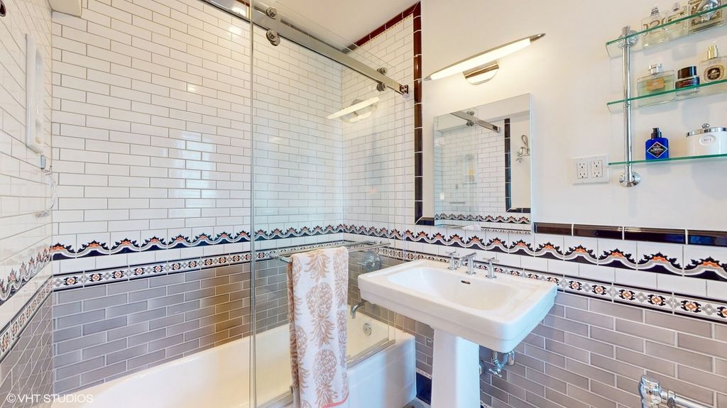 Image 11 of property listing at 5000 N MARINE Drive 12E, Chicago, IL 60640
