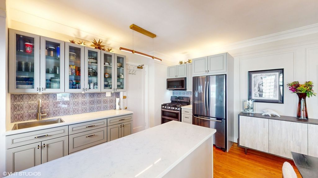 Image 8 of property listing at 5000 N MARINE Drive 12E, Chicago, IL 60640