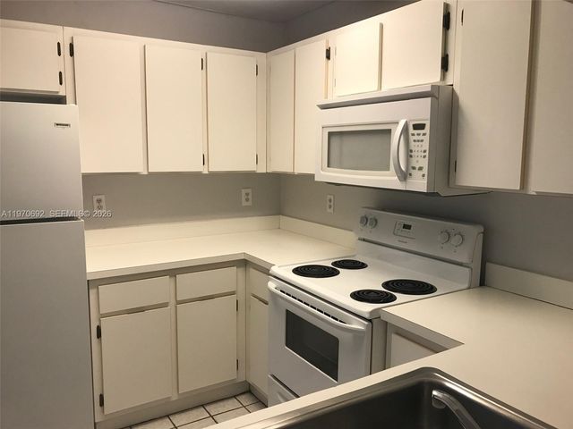 9810 Hammocks Blvd 202, Miami, FL 33196