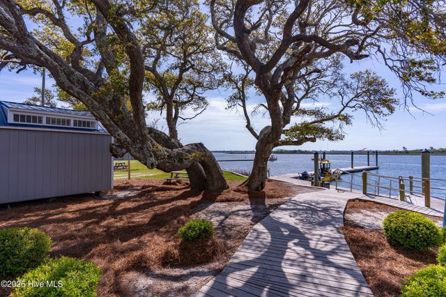 858 Wildwood Circle, Hampstead, NC 28443