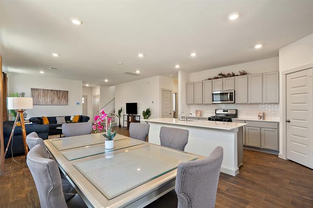 202 Barton Creek LN, Hutto, TX 78634