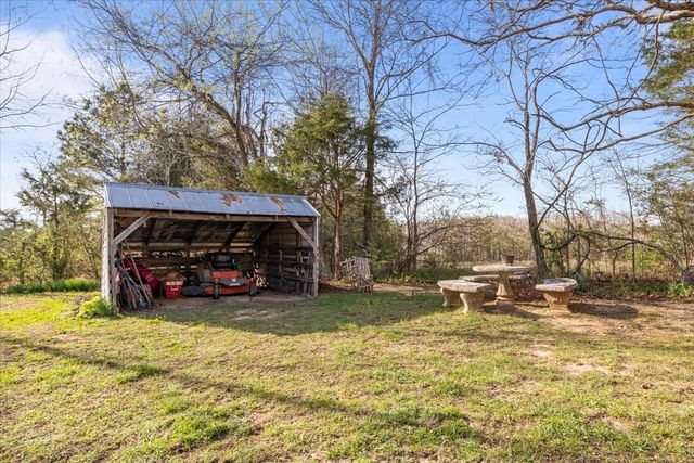 1515 Hayshed Rd, Charlotte, TN 37036