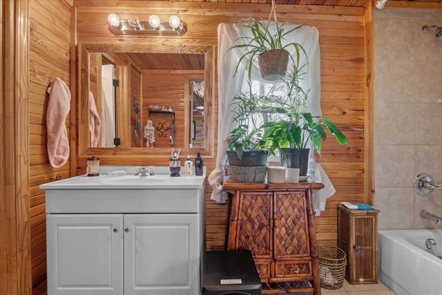 1515 Hayshed Rd, Charlotte, TN 37036