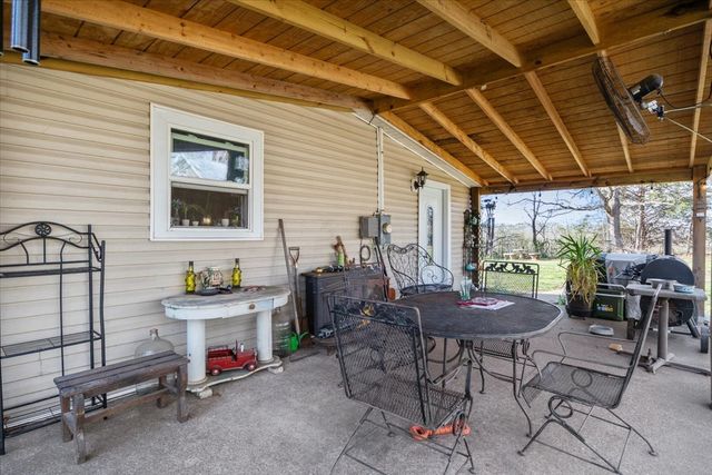 1515 Hayshed Rd, Charlotte, TN 37036