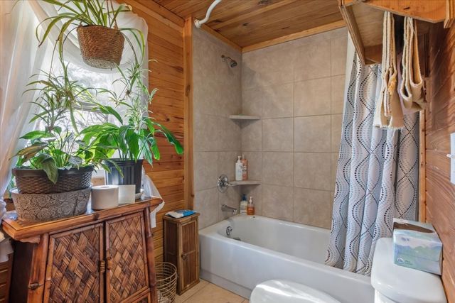 1515 Hayshed Rd, Charlotte, TN 37036