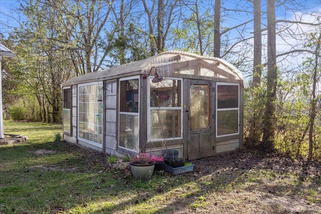 1515 Hayshed Rd, Charlotte, TN 37036