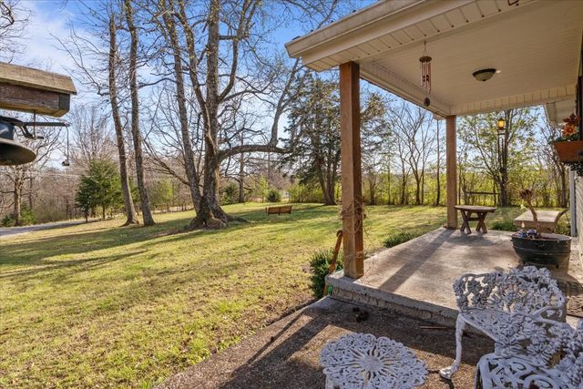 1515 Hayshed Rd, Charlotte, TN 37036