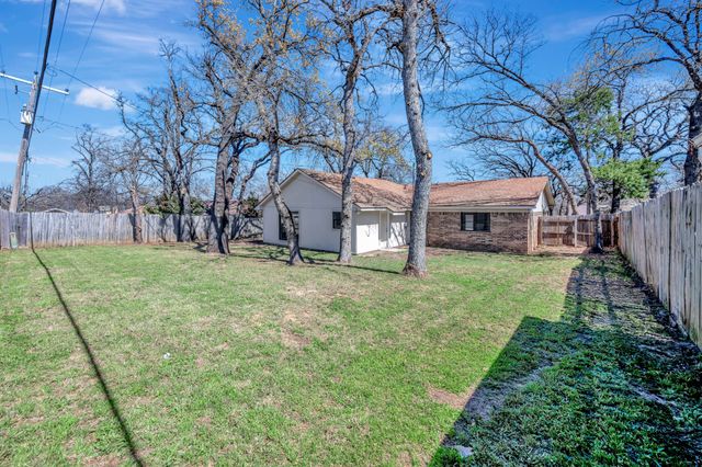 821 Timberoaks Drive, Azle, TX 76020