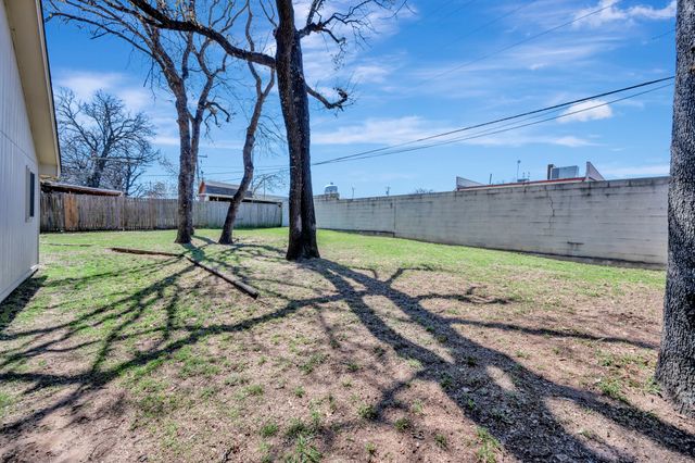 821 Timberoaks Drive, Azle, TX 76020