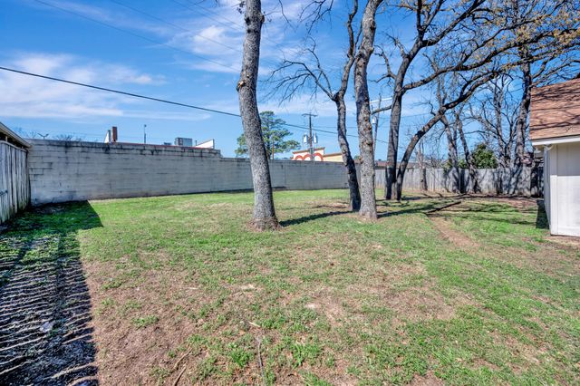 821 Timberoaks Drive, Azle, TX 76020