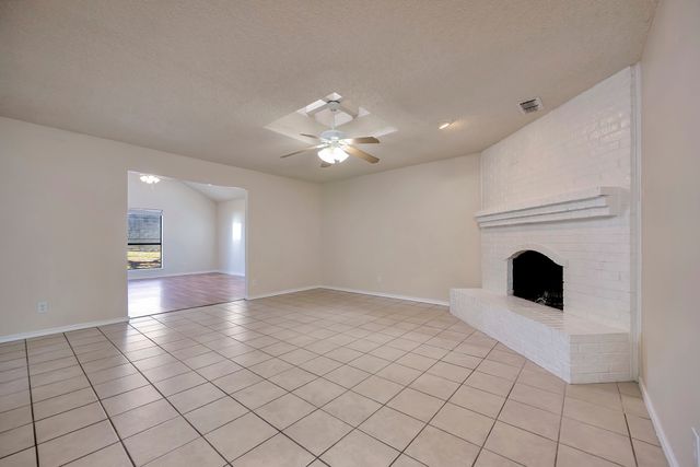 821 Timberoaks Drive, Azle, TX 76020