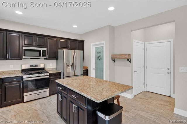 8314 Peninsula Circle, Grand Blanc, MI 48439