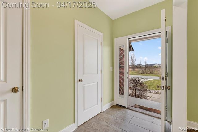 8314 Peninsula Circle, Grand Blanc, MI 48439