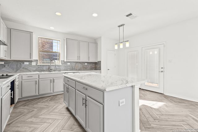 561 Dusty Emerald, Universal City, TX 78148