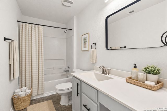 561 Dusty Emerald, Universal City, TX 78148