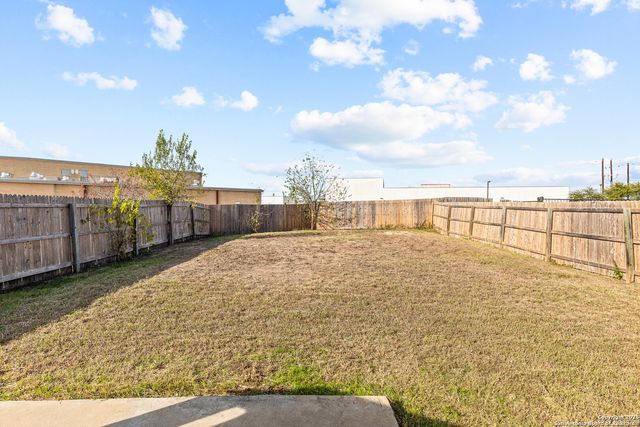 561 Dusty Emerald, Universal City, TX 78148