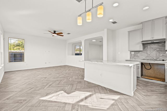 561 Dusty Emerald, Universal City, TX 78148