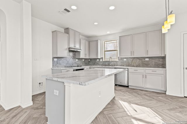 561 Dusty Emerald, Universal City, TX 78148