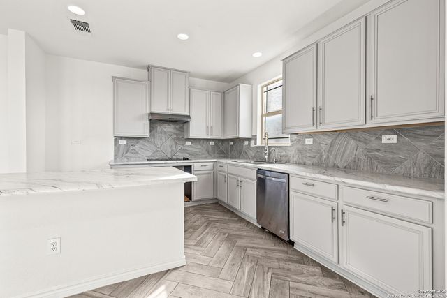 561 Dusty Emerald, Universal City, TX 78148