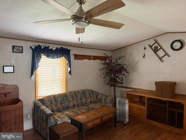 10 S GREEN ACRES CIR, Akron, PA 17501