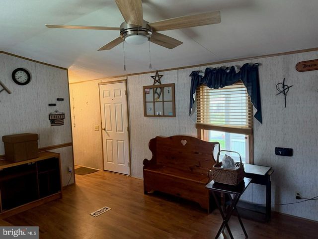 10 S GREEN ACRES CIR, Akron, PA 17501