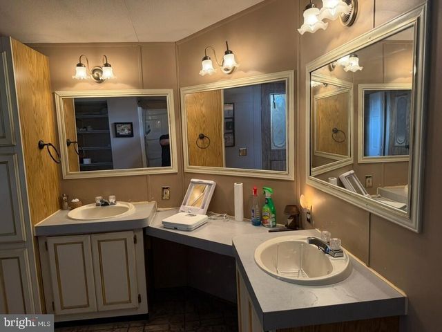 10 S GREEN ACRES CIR, Akron, PA 17501
