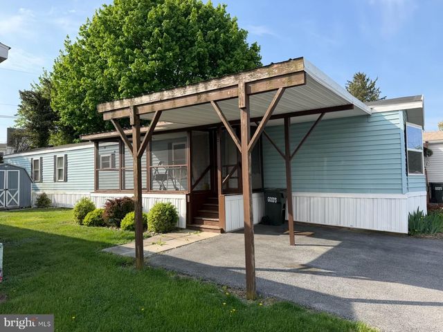 10 S GREEN ACRES CIR, Akron, PA 17501