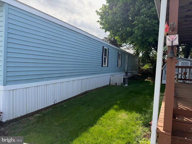 10 S GREEN ACRES CIR, Akron, PA 17501
