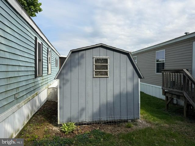 10 S GREEN ACRES CIR, Akron, PA 17501