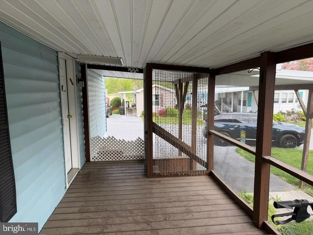 10 S GREEN ACRES CIR, Akron, PA 17501
