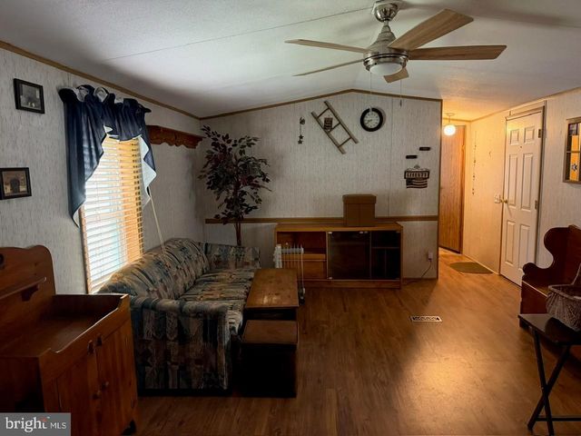 10 S GREEN ACRES CIR, Akron, PA 17501