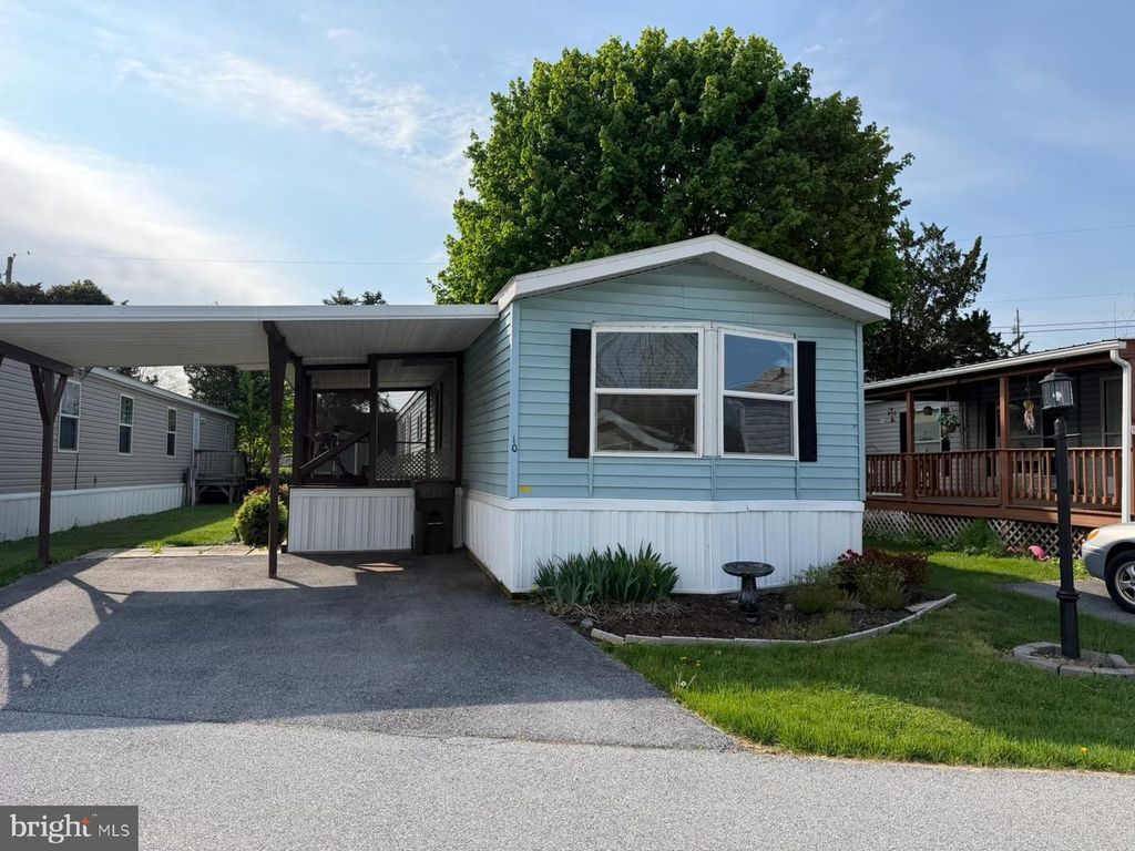 10 S GREEN ACRES CIR, Akron, PA 17501