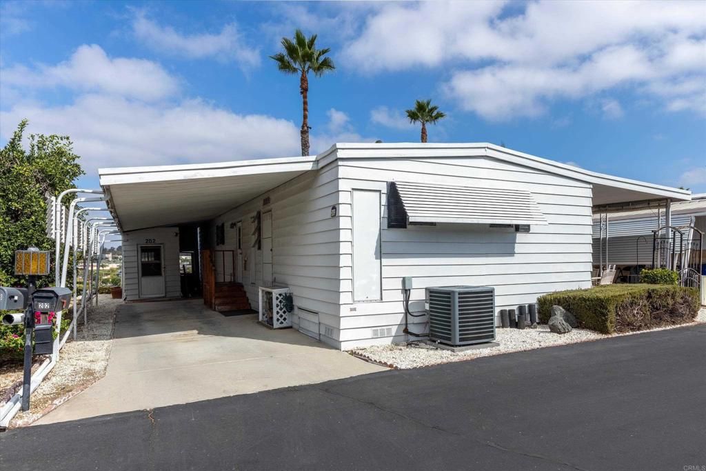 718 Sycamore Ave 202, Vista, CA 92083 — exterior