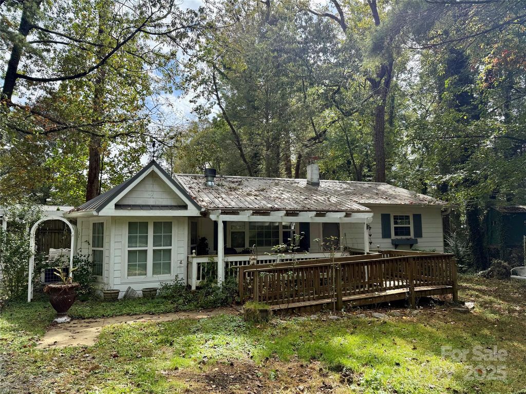 528 Glasgow Lane, Hendersonville, NC 28739