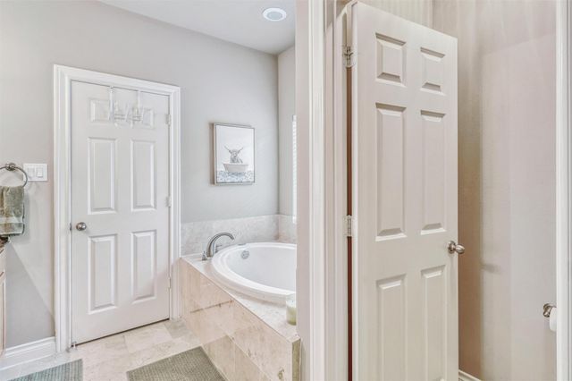 9113 Creekstone Lake Drive, Houston, TX 77054