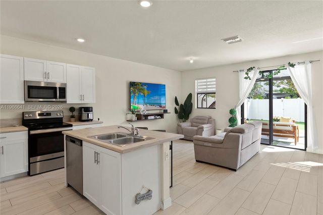 3226 W 108th St, Hialeah, FL 33018