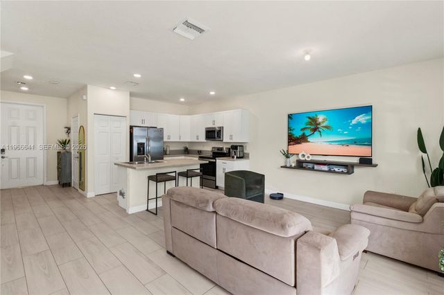 3226 W 108th St, Hialeah, FL 33018