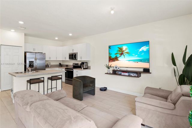 3226 W 108th St, Hialeah, FL 33018