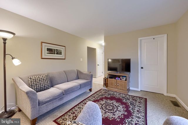 34 EAGLE LN, Reading, PA 19607