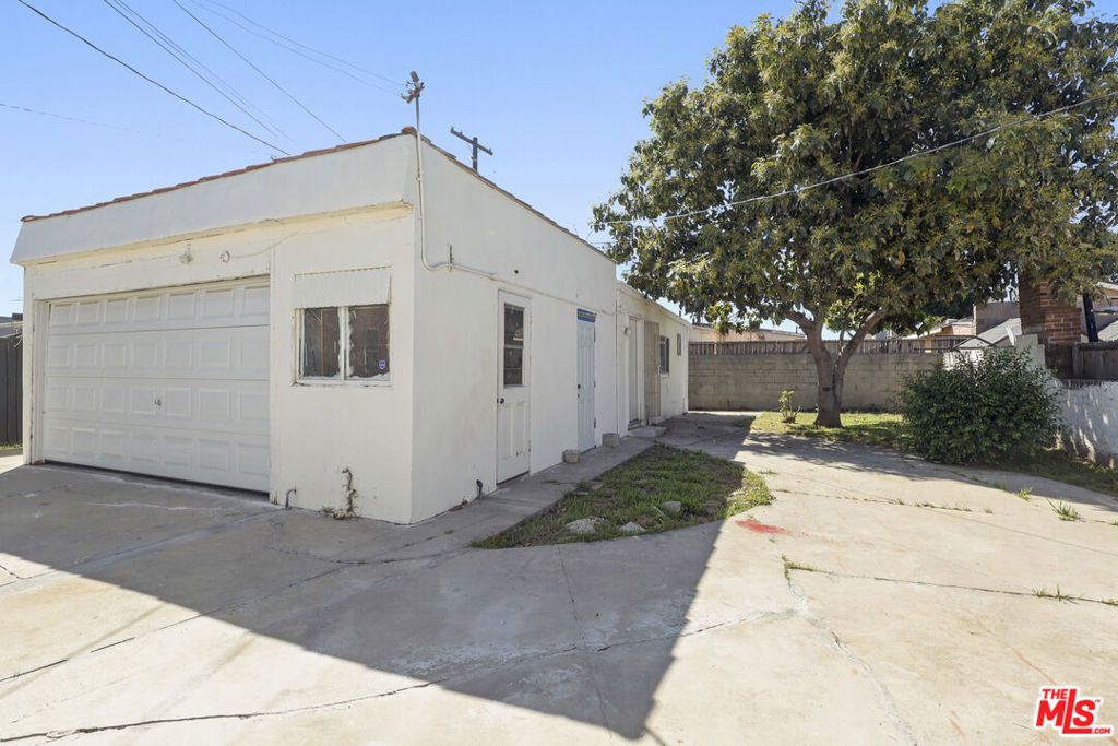 Image 10 of property listing at 805 S Crane Avenue, Compton, CA 90221