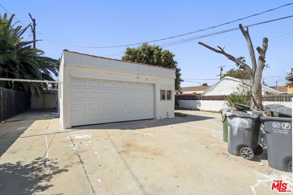 Image 11 of property listing at 805 S Crane Avenue, Compton, CA 90221
