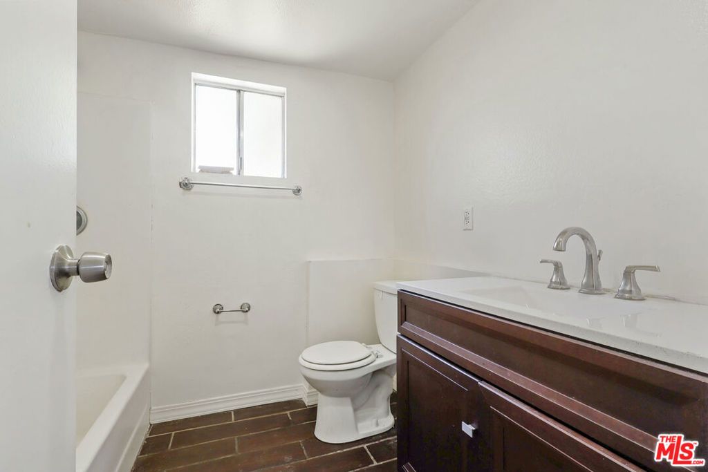 Image 13 of property listing at 805 S Crane Avenue, Compton, CA 90221