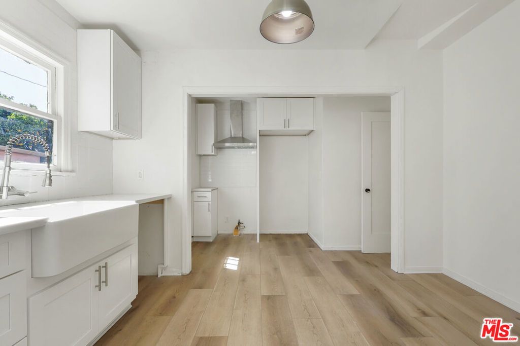 Image 26 of property listing at 805 S Crane Avenue, Compton, CA 90221